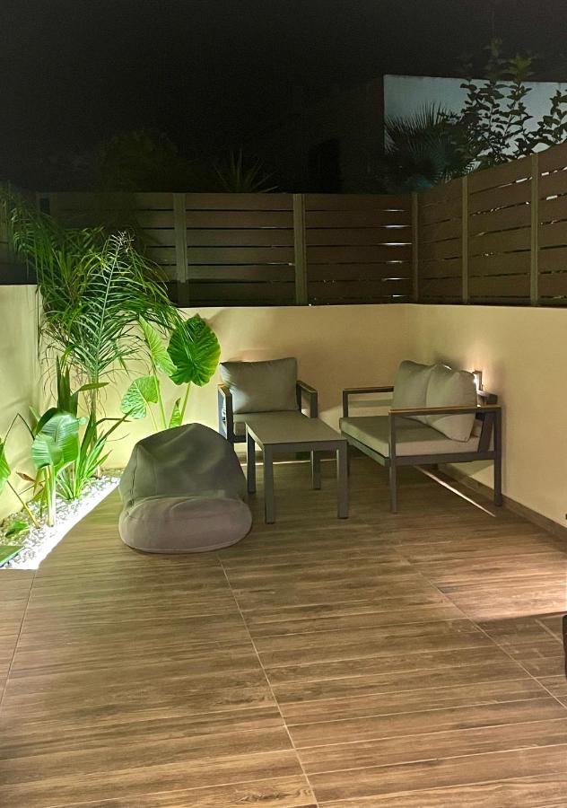 Haris White Apartment Roussospition Luaran gambar