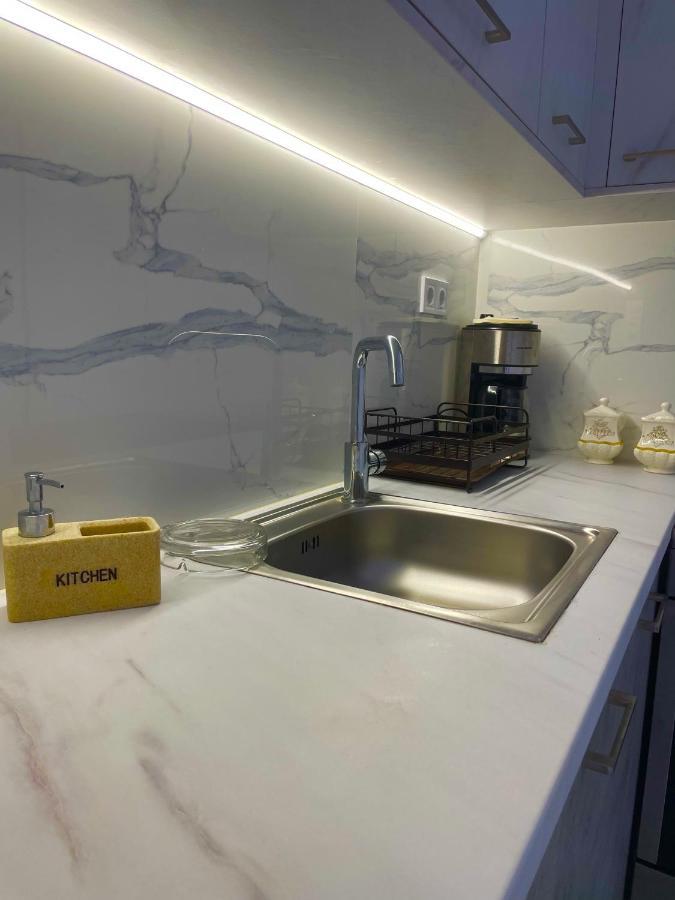 Haris White Apartment Roussospition Luaran gambar