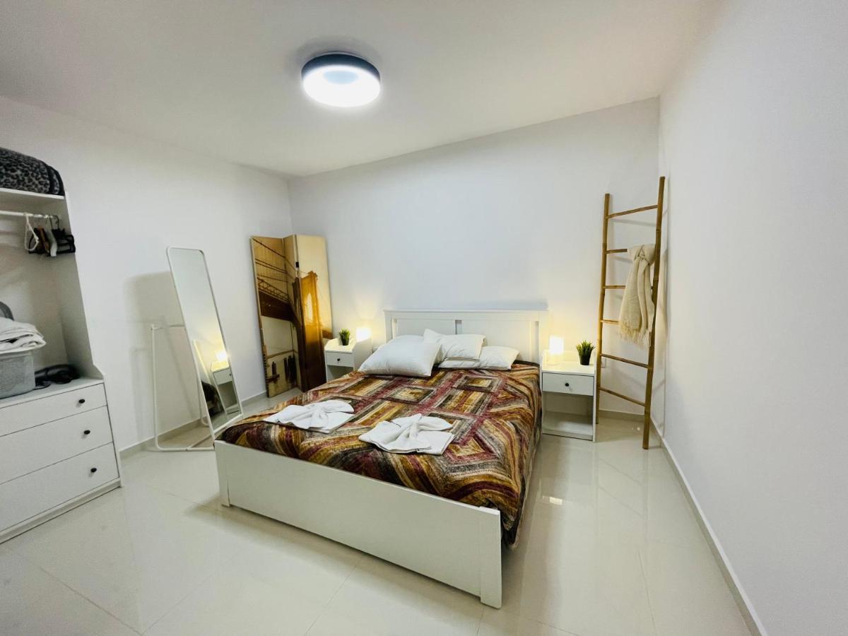 Haris White Apartment Roussospition Luaran gambar
